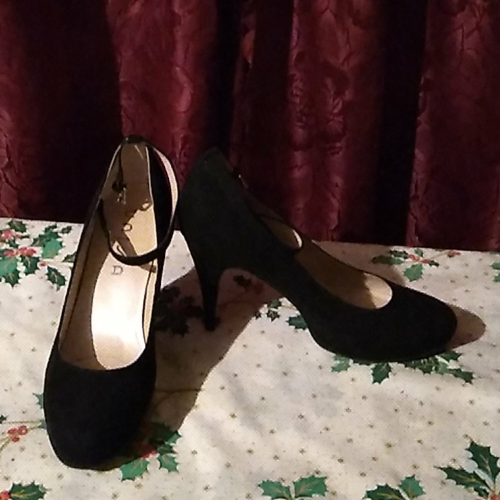 Shoes - Picture 4 of 6